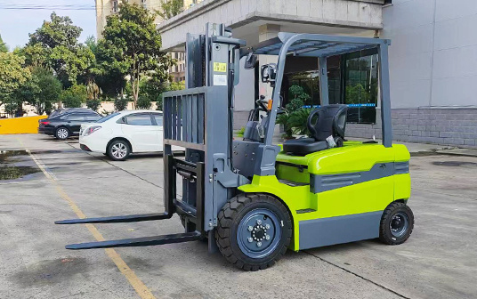 2025年4月15日，金葛完成了向歐洲的一位老客戶交付一批整柜定制顏色的電動叉車，客戶對我們的產品持續復購，對我們的質量非常的認可